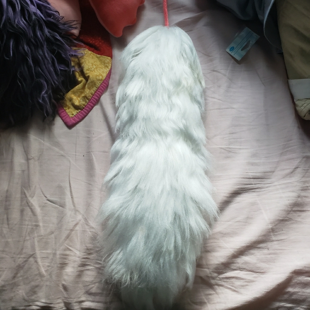 white yarn tail
